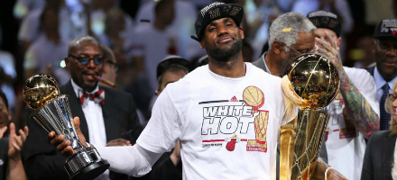 LeBron James può alzare il trofeo di campione NBA e di MVP delle Finals, è la seconda volta consecutiva