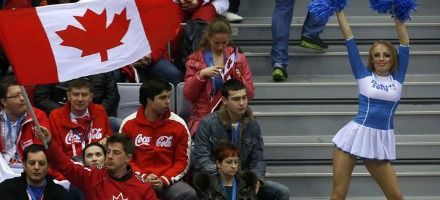 Ancora una immagine del nostro inviato a Sochi, questa volta travestito da canadese ma tradito dallo sguardo non sempre attento alla partita...