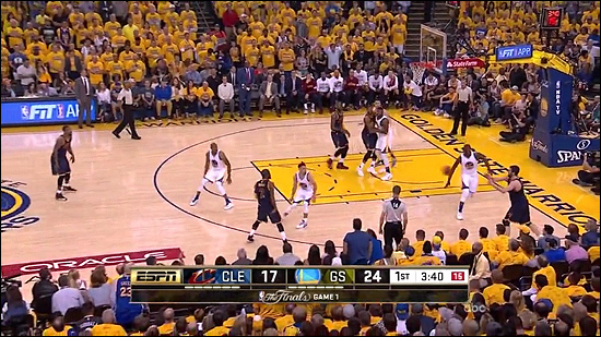 Dopo aver raddoppiato su James, Green scatta in angolo per contestare la tripla