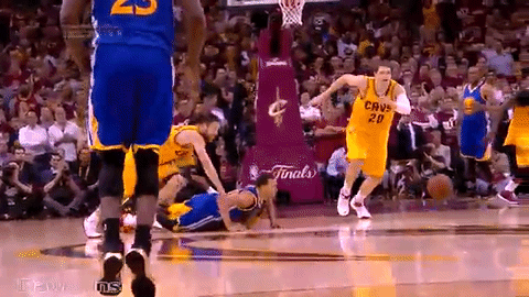 Non c'inganni, Matthew: lì sotto c'è un rugbista, mica un giocatore di basket