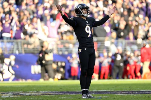 Justin Tucker (numero 9) celebra l'ennesimo field goal messo a segno: le speranze di playoff dei Ravens sono tenute in vita dalla sua gamba destra.